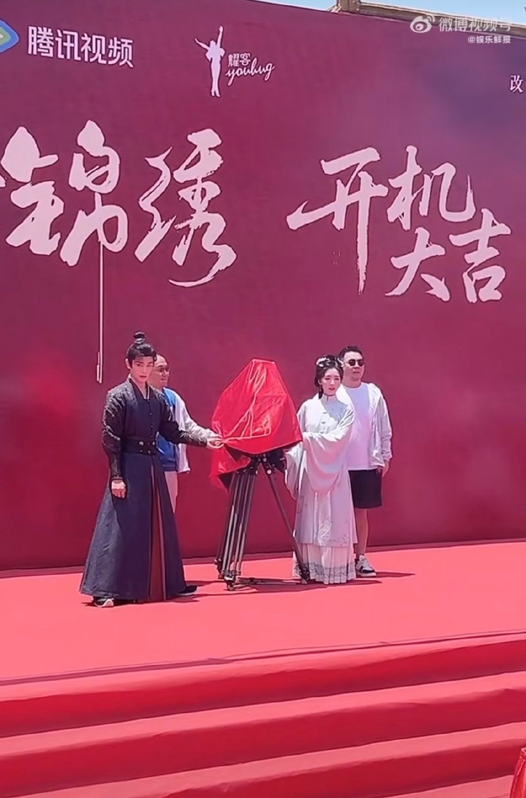 丁禹兮邓恩熙花开锦绣开机照看到丁禹兮、邓恩熙同框，梦回《长乐曲》。这次《花开锦绣