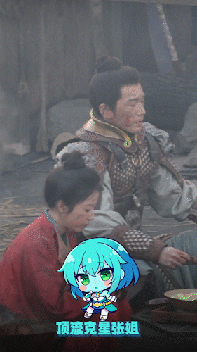 周雨彤、白宇等人围坐拍戏，白宇拿着海碗和俞灏明朱亚文敬酒，随后一饮而尽  视频：