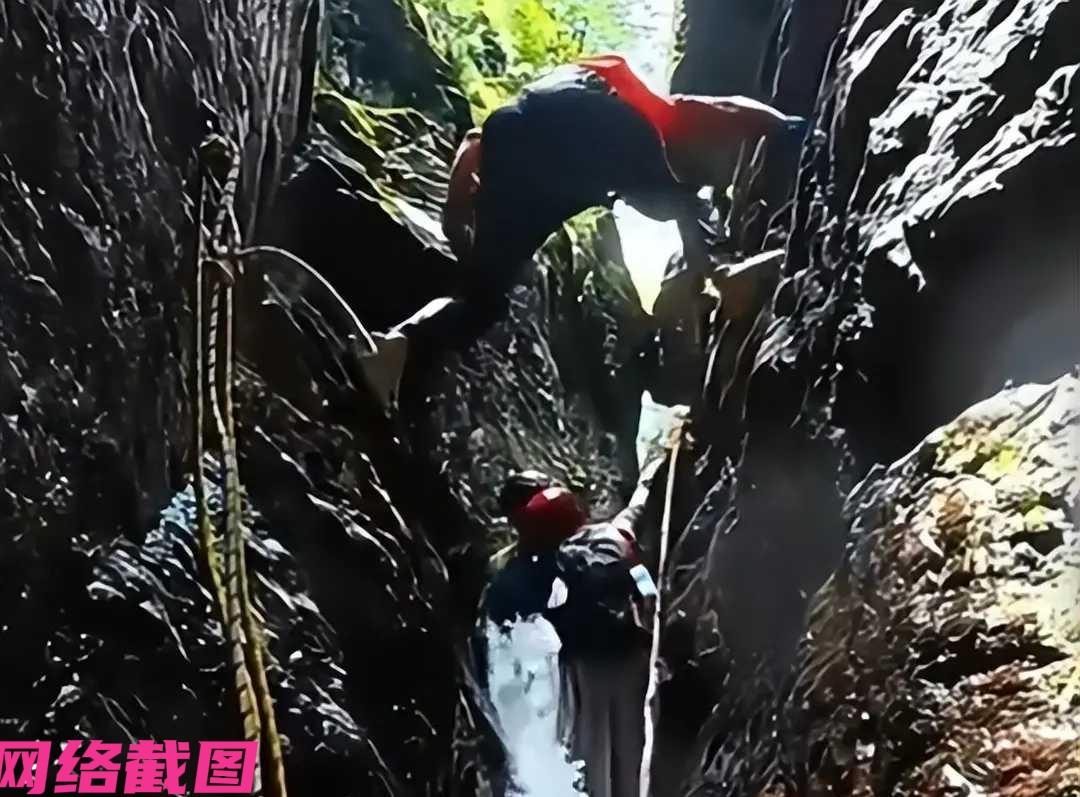 福建莆田某处的刺刀峡谷，一行九人来此处户外徒步，不巧碰上山洪意外，报警后急救救援