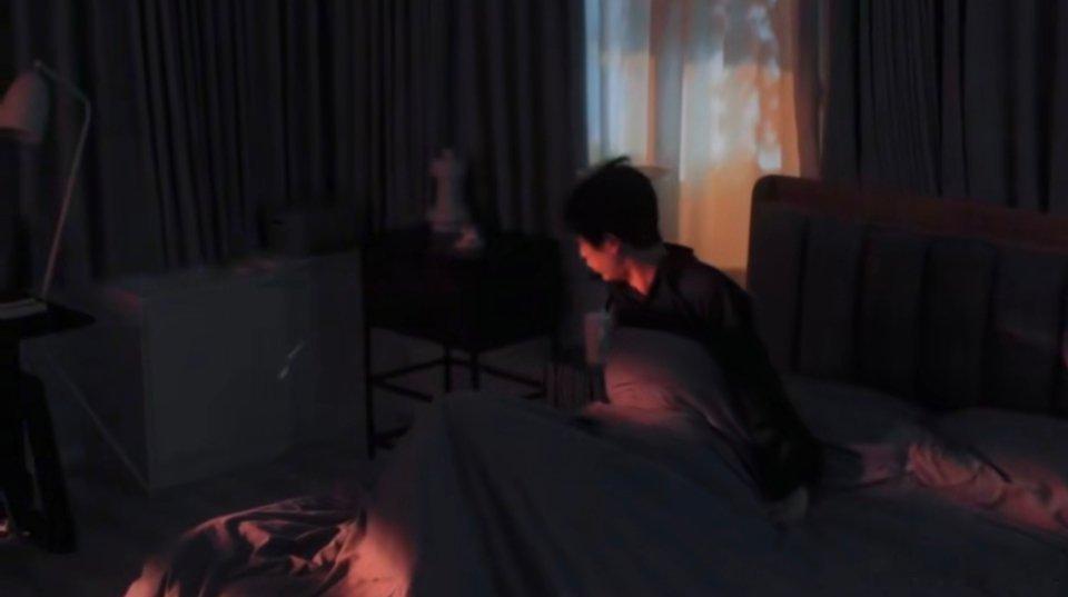 张凌赫一个眼神拍出了窒息感张凌赫在剧中那一个眼神，压迫感与破碎感交织，每一丝情绪