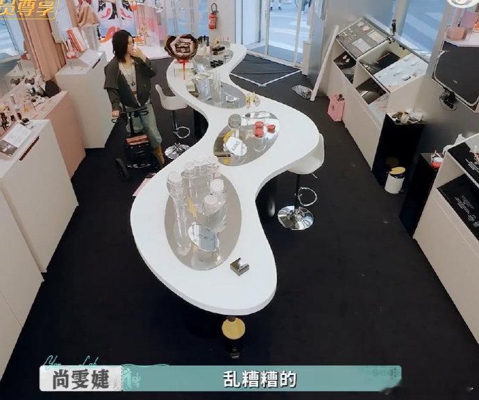 尚雯婕看着工作过的痕迹不舍尚雯婕[超话]尚雯婕这份对过往工作痕迹的不舍太戳心了！