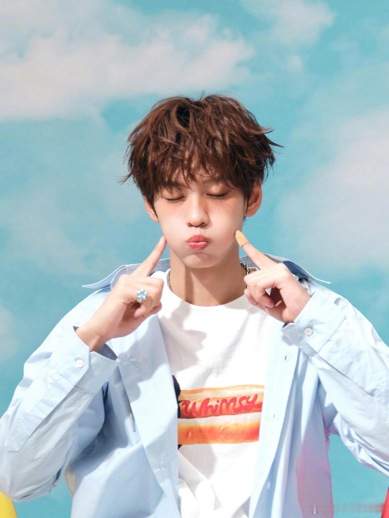 余景天回应被称为讨坏型爱豆看完专访才明白，余景天的讨坏从不是刻意，而是少年独有的