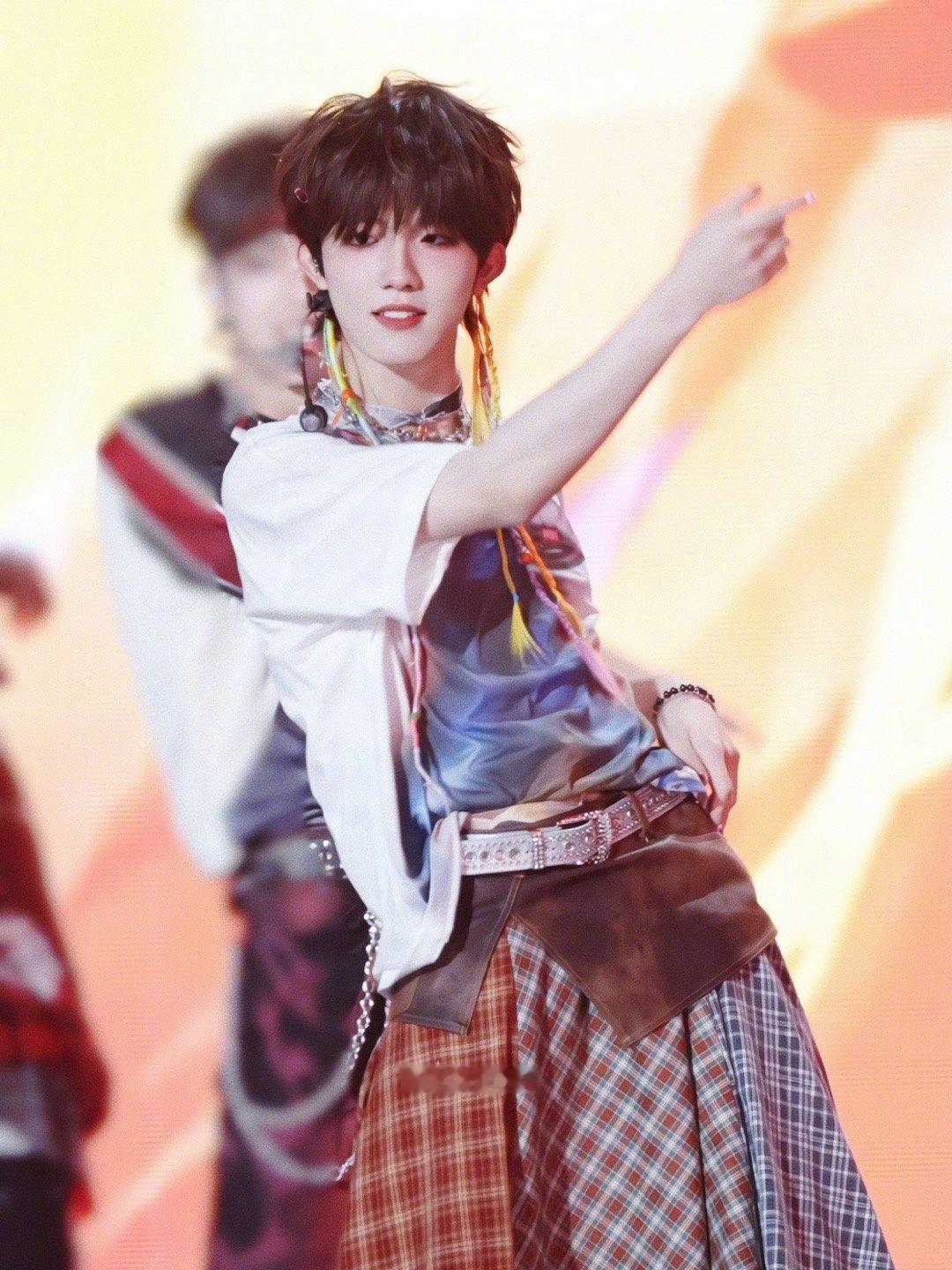 苏新皓苏新皓变化好大 这次再看苏新皓感觉变化好大，褪去了青涩和稚嫩，抬手投足间少