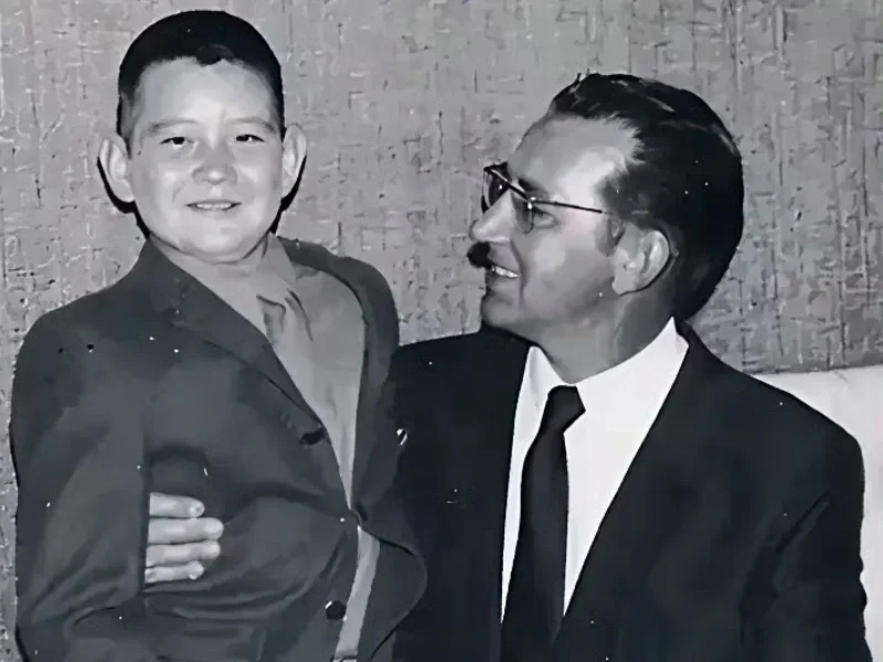 费翔与父亲｜1968年
