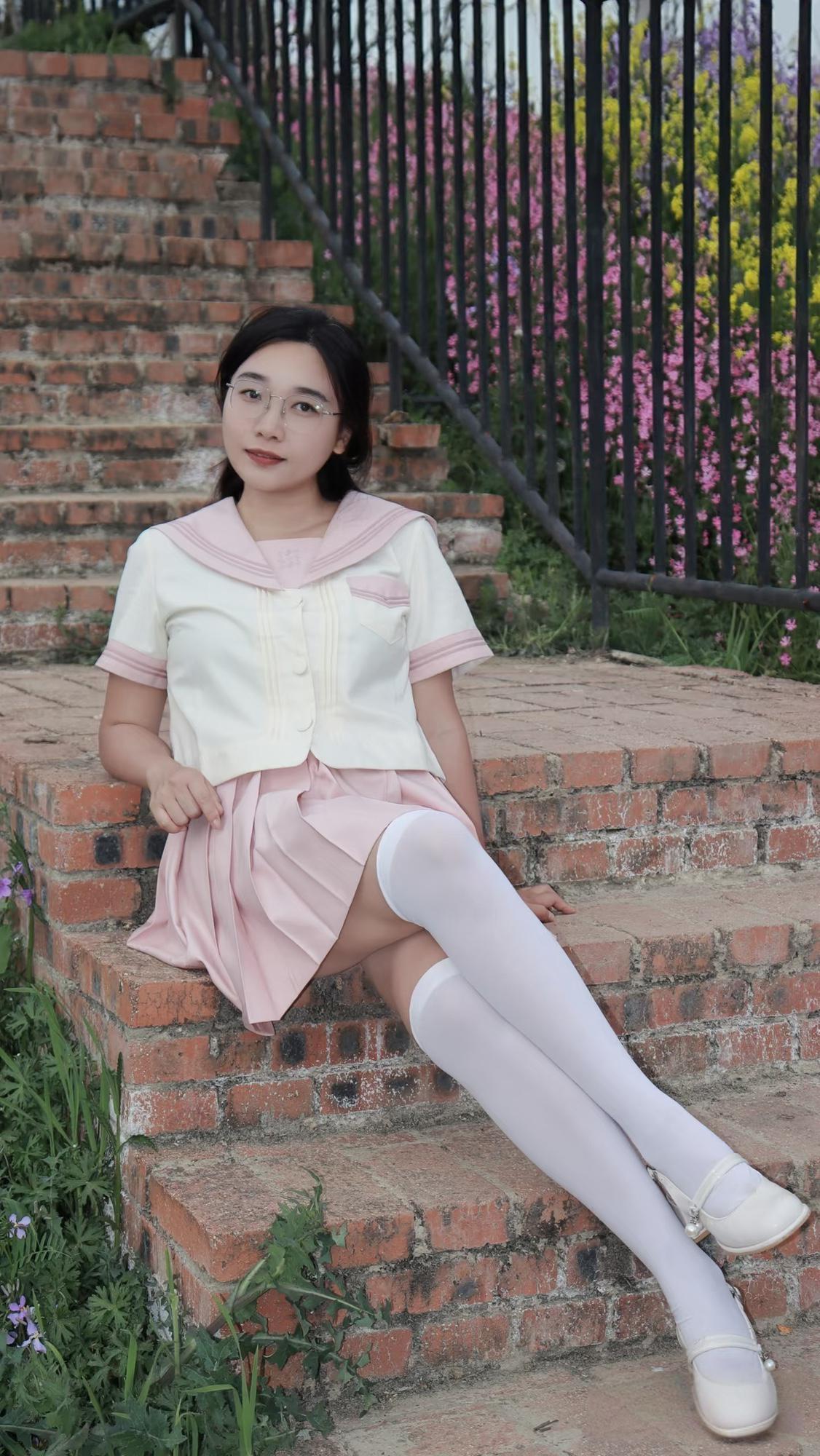 好喜欢粉色粉色的碎花裙 粉色的美女 优雅自信穿搭分享