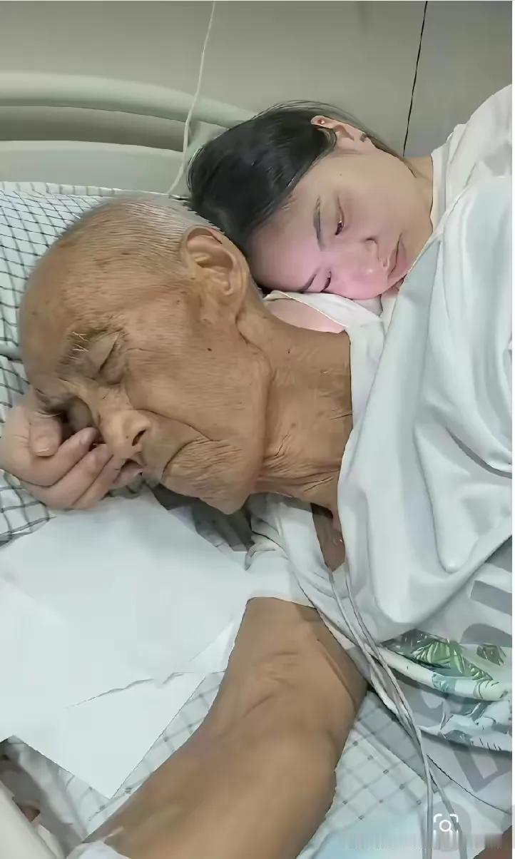 医院这张照片看哭无数人，这就是最戳心的隔代亲情！

爷爷生病住院，身上插着输液管