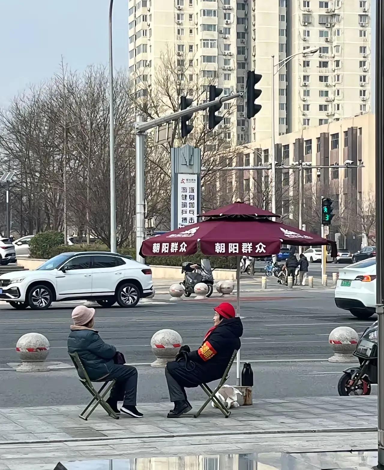 都说北京朝阳群众，是中国最厉害的情报组织，一点都不为过。

这些群众通常是由一些