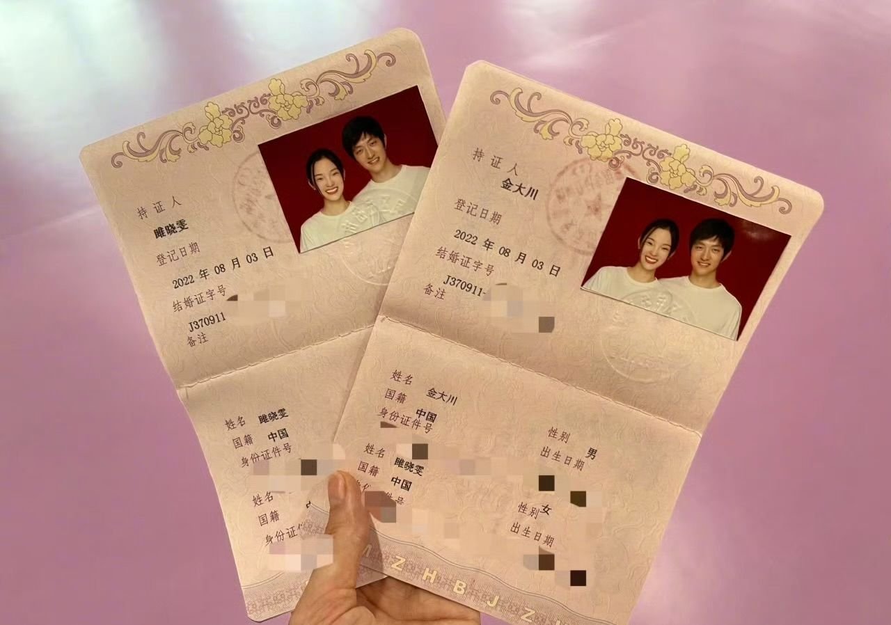 雎晓雯晒520礼物雎晓雯爱心自拍 520晒浪漫还得看雎晓雯，没有复杂的布景，随性