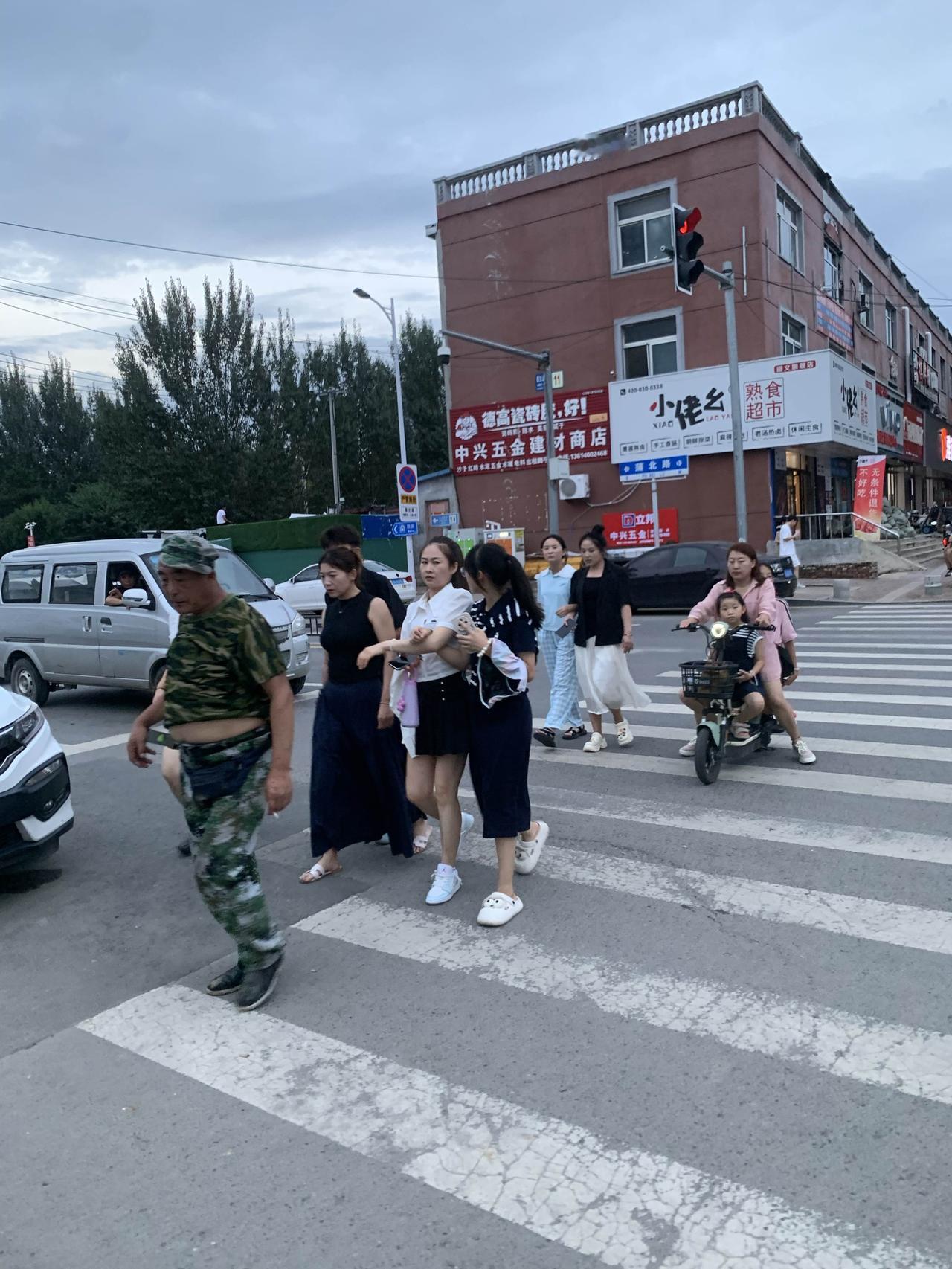 农村大学生毕业后，实在找不到工作，就回家种地吧，因为种地也能生存，但是，娶老婆费