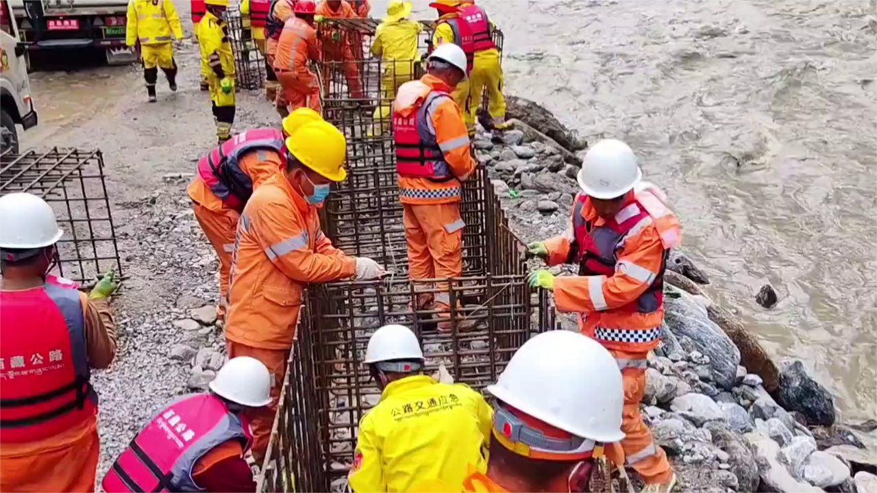 这是9月4日吉隆口岸现场，湍急河水旁，