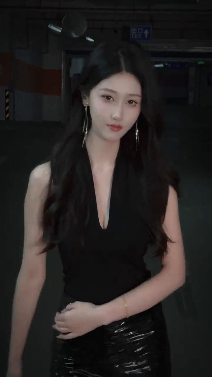 进去野人的士高，都给我往后稍一稍，没事不要联系我。大哥大方没信号，小皮裙大波浪，