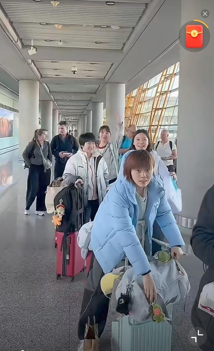 国乒🇨🇳参赛选手抵达伦敦！
国乒参加WTT球星挑战赛伦敦站的小将们今天抵达英