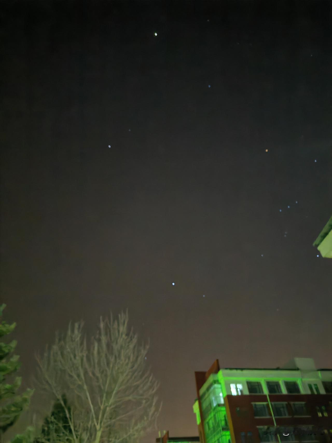 晚归遇星
 
夜色深沉，终于结束了晚班的忙碌，走在回家的路上，晚风轻拂，吹散了一