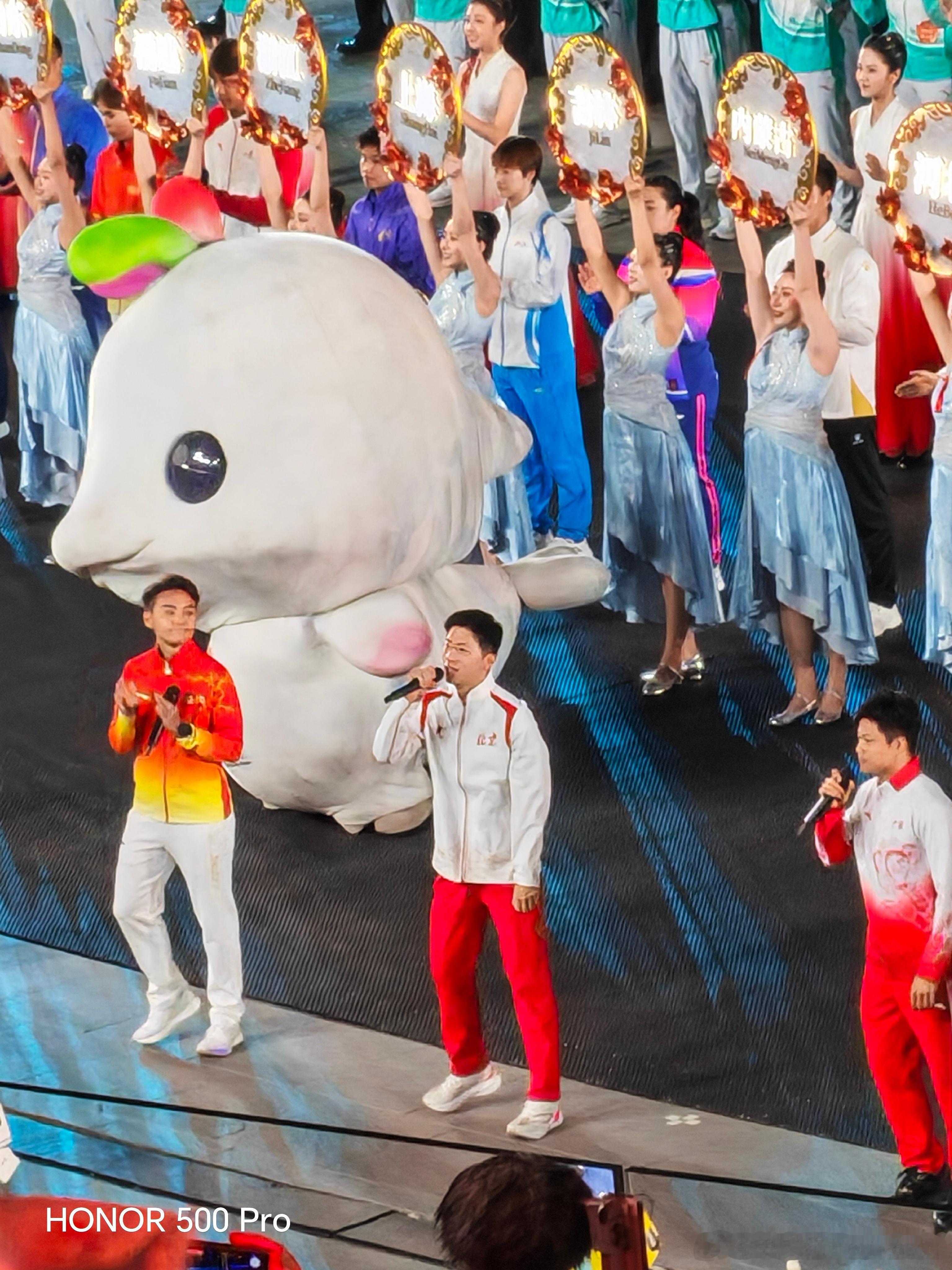 全运会闭幕，又一届体坛盛宴告一段落马龙、苏炳添等运动员登台表演，现场氛围感拉满！