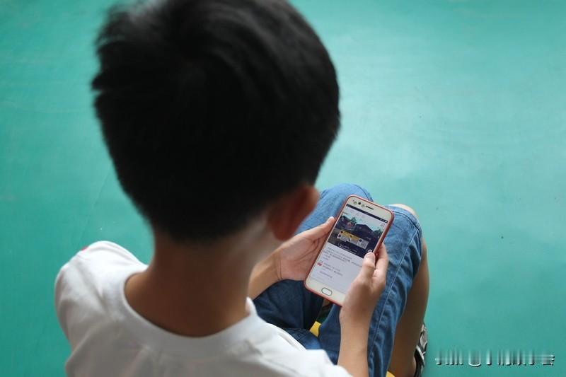 选既实用又能表达心意的东西，得看场景。
要是看望病人，红包就很实在，病人能用它买