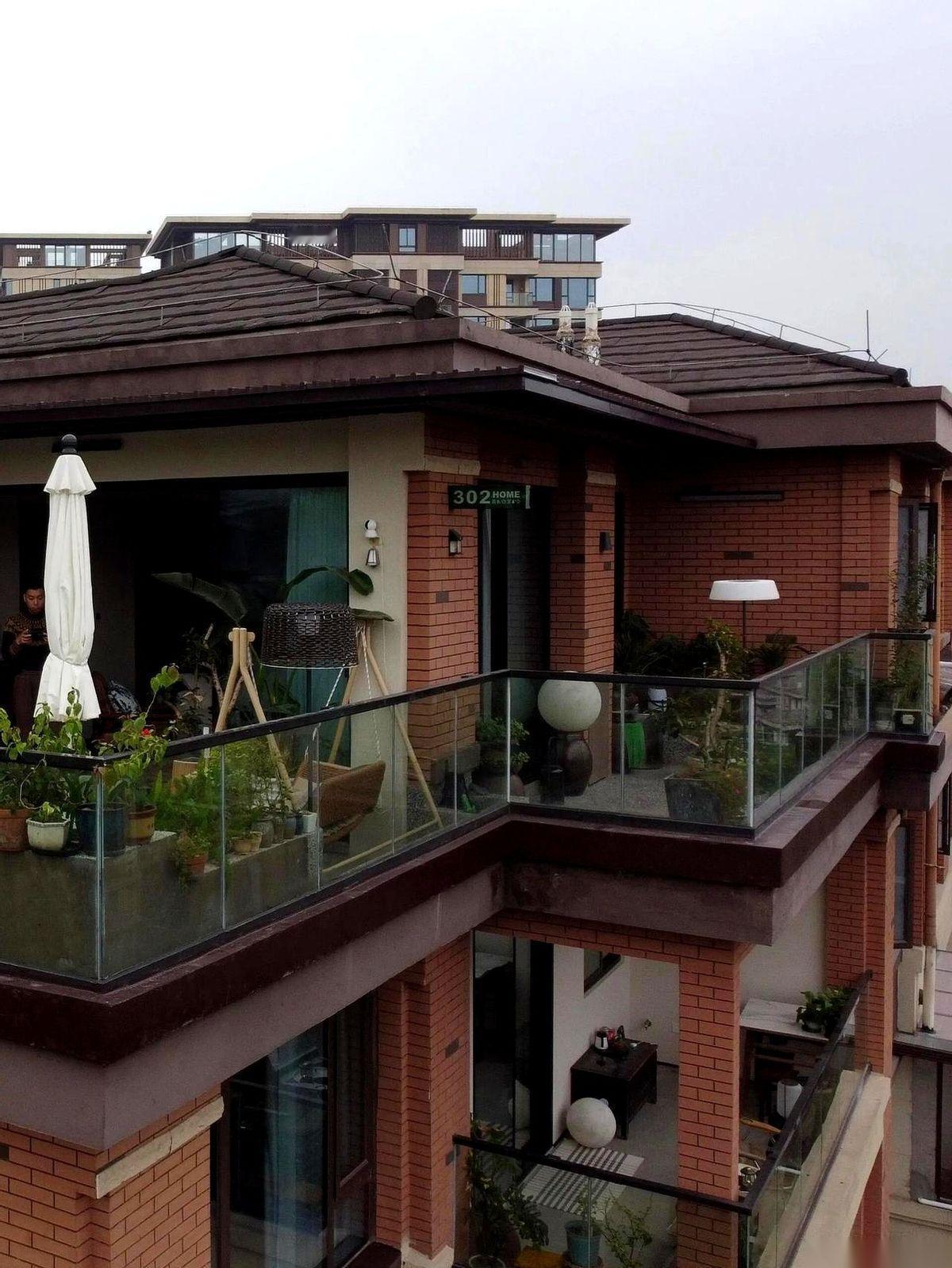 重庆九曲河那套300平的上叠，当初在家里就是个没人要的“次品”。
三层楼，四个露