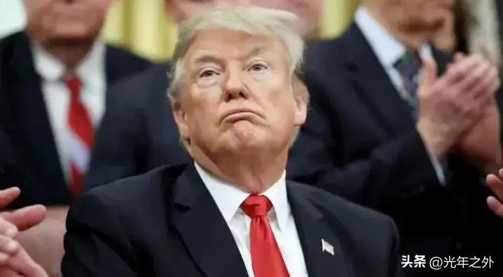 特朗普又遇大麻烦
路透社+益普索最新民调，支持率跌到36%，重返白宫以来最低，堪