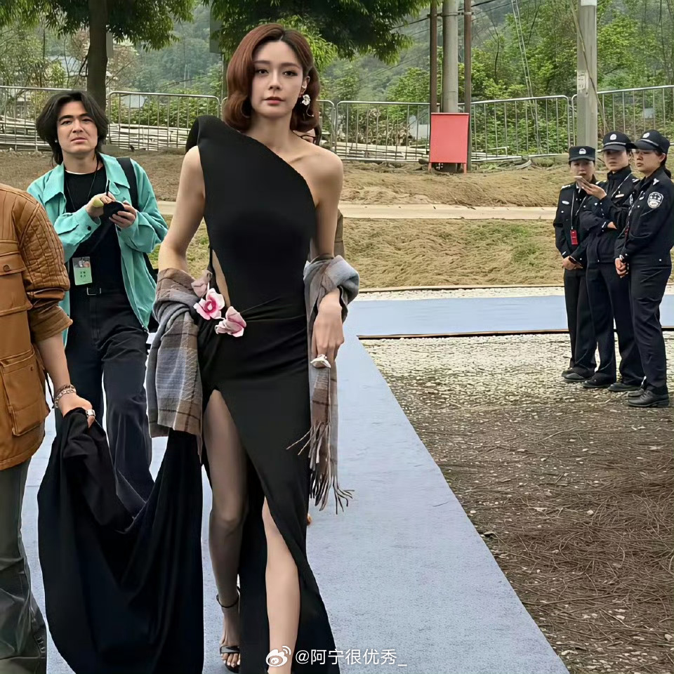 一直挺好奇杜海涛当初是怎么被她吸引的。 