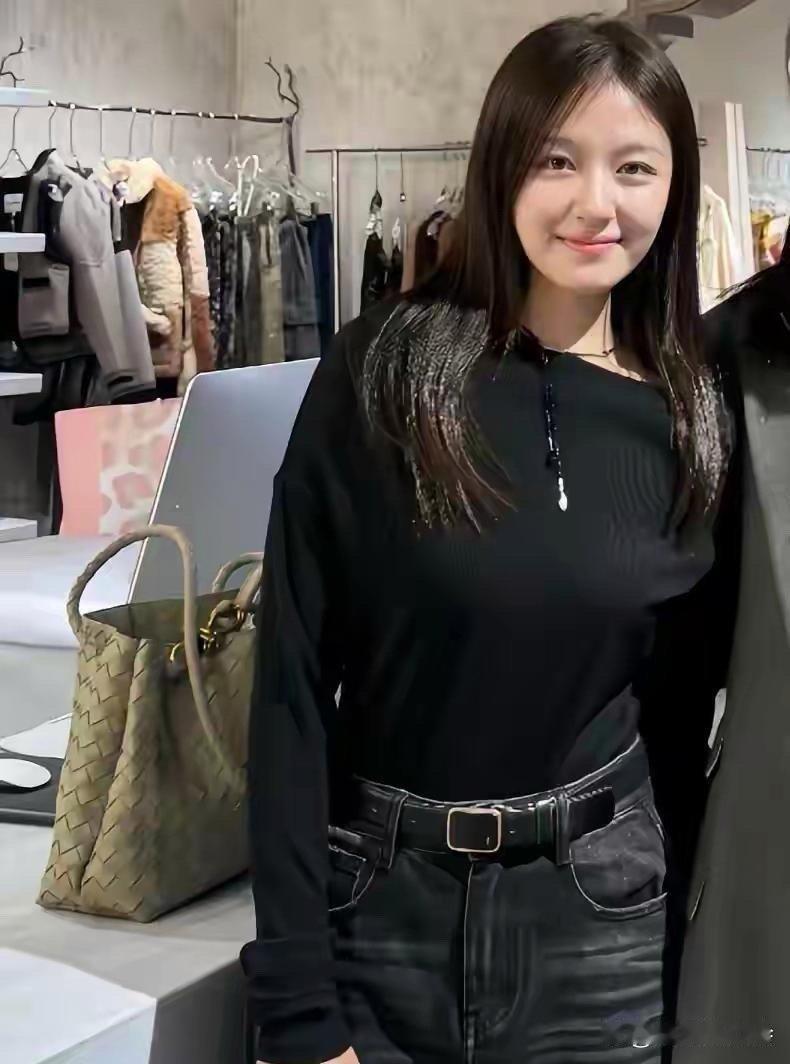 李兰迪韵味十足，身材穿什么衣服都可以撑场子！ 