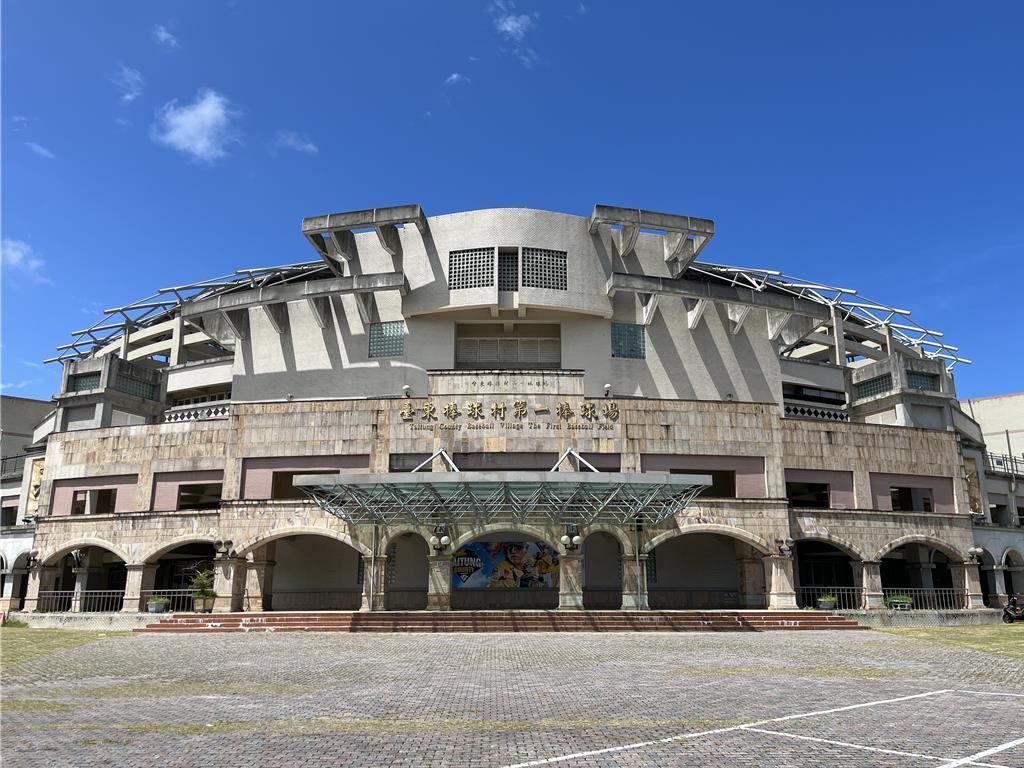 台东县立体育馆、棒球场翻新 斥逾7千万打造友善运动空间。
台东县立体育场积极推动
