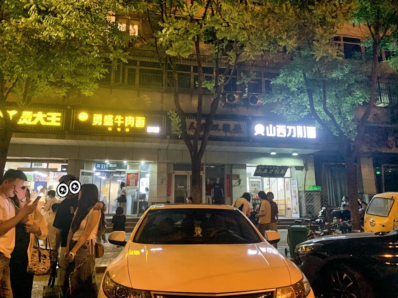 北京最火苍蝇馆子，凌晨排队一小时，已经成为北京打卡网红牛肉面，这人气没谁了，北京