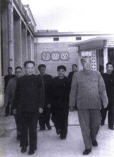 1964年3月,韦国清陪同朱德委员长视察广西工作