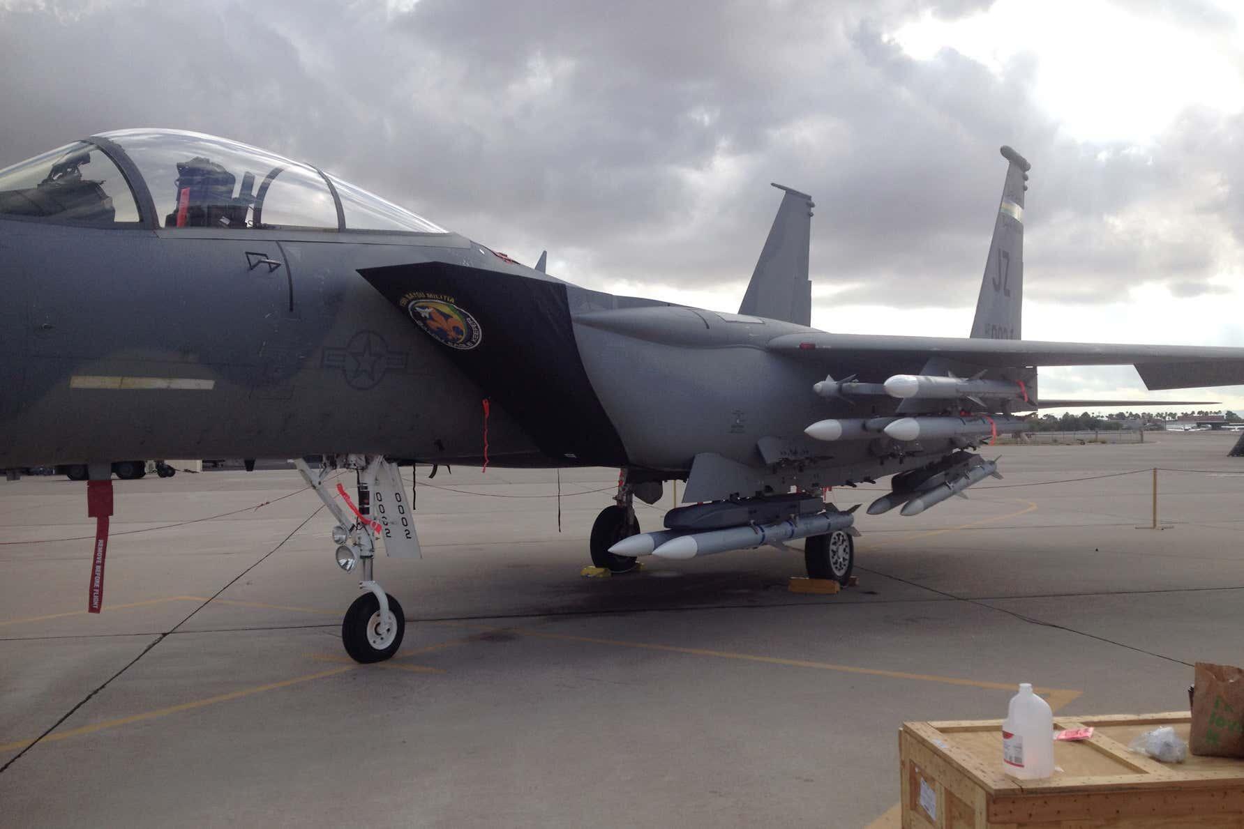 #航空新视野[超话]# 美国空军F-15C战斗机的改进型号，加装了保形油箱，利用