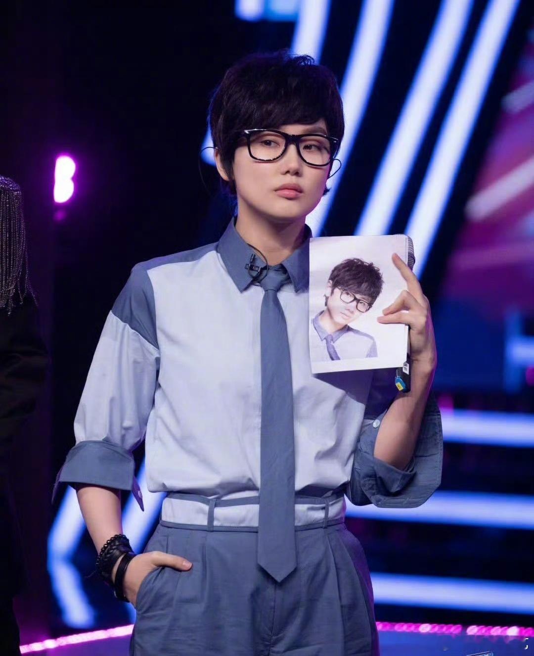 “你有没有看我有一种不对劲儿？” 的提问让 陷入沉思，两人同框时惊人的相似度令人