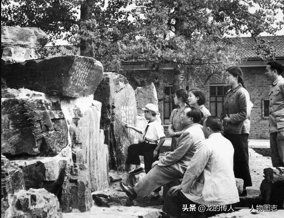 1953年5月毛主席和孩子们在北京玉泉山