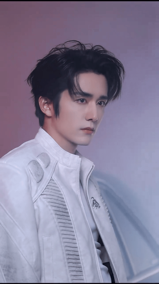 不想上班想上张新成的车假期最后一晚打工emo全被治愈！张新成白皮衣配老爷车大片太