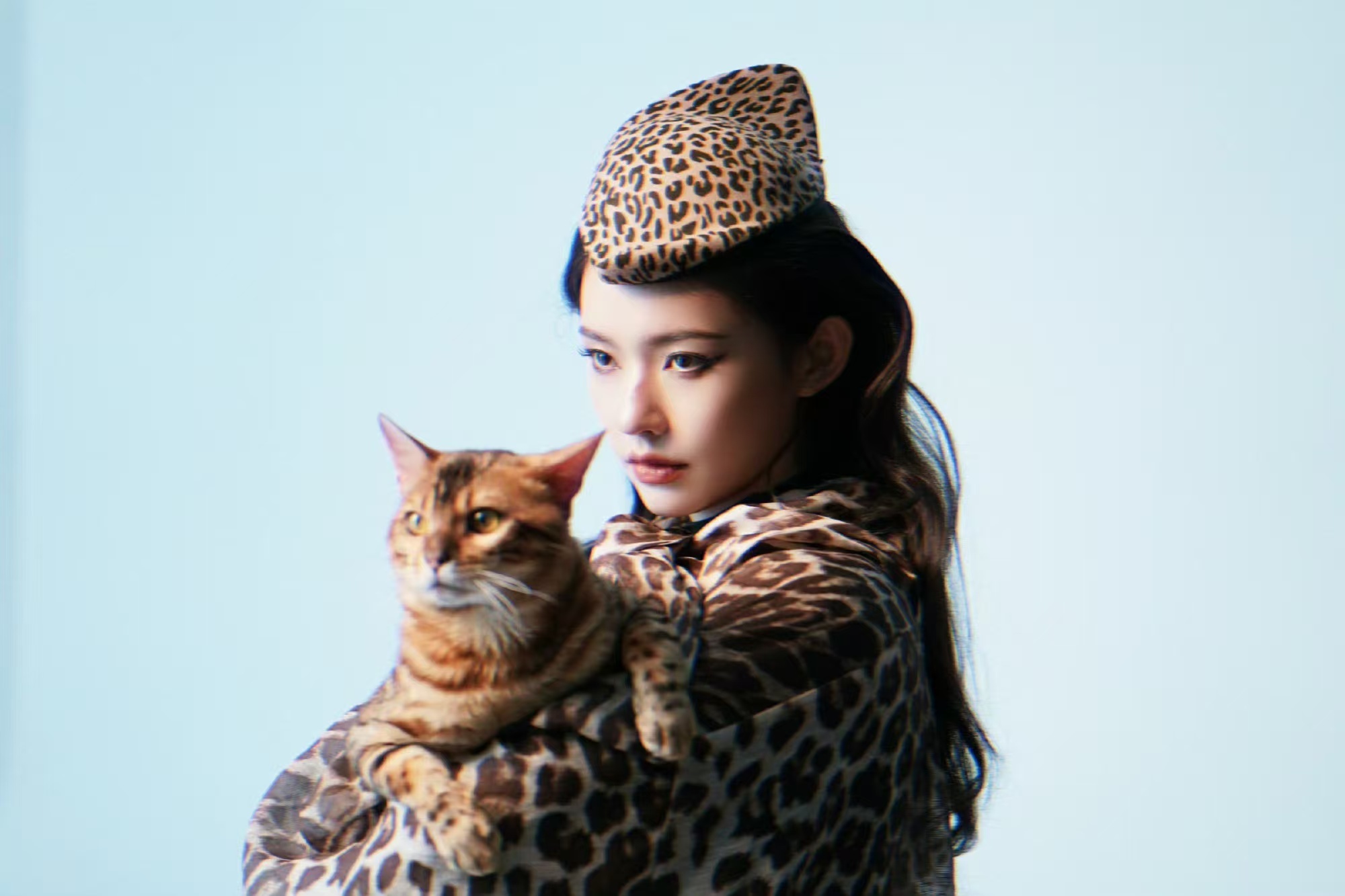 #林允穿豹纹抱豹猫# 在豹纹的穿搭上面，又是给我们带来亮点。林允穿豹纹抱豹猫🐱