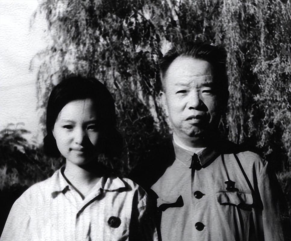 1971年，开国大将王树声到部队看望女儿，不料被警卫兵拦下：“请您排队等候，领表