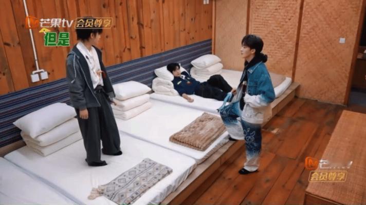 R1SE逃不出大通铺的梦魇夏之光太会选！直接拿下大通铺的靠窗位，对比周震南的厕所