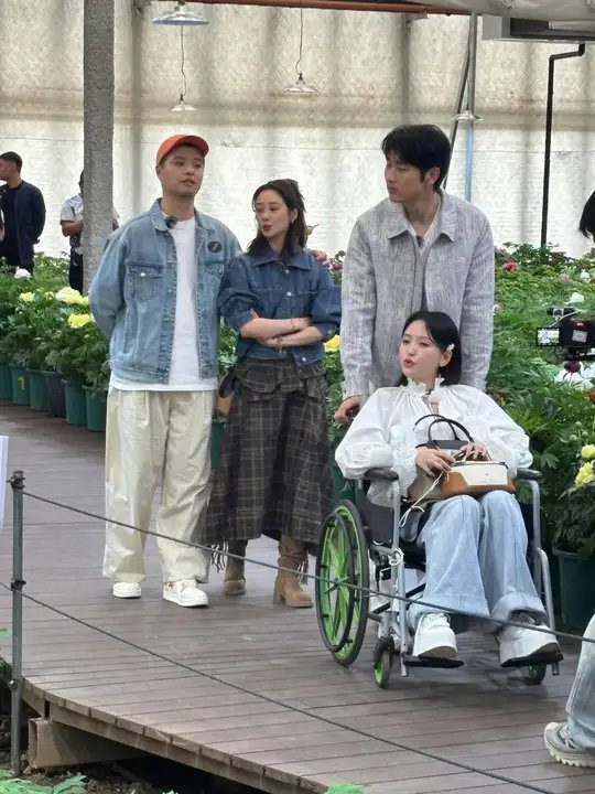 孙丞潇公主抱金莎金莎被孙丞潇公主抱金莎洛阳录综艺不小心崴脚只能坐轮椅，孙丞潇直接