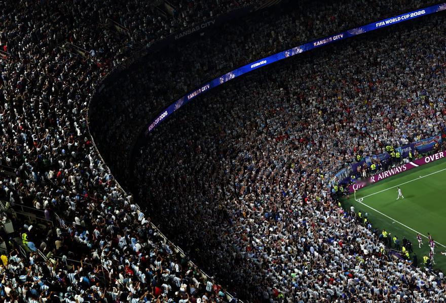 英国卫报评选美加墨世界杯30大照片第一🖼Messi's Cathedral  