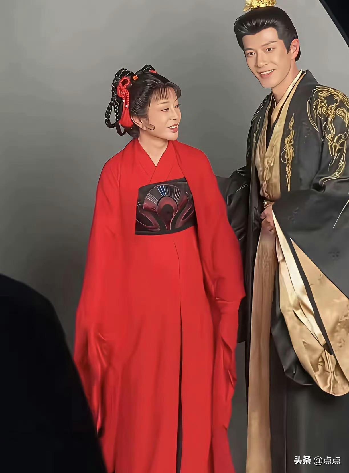 75岁刘晓庆与年轻演员拍摄宣传照，一身红衣再扮少女引关注
 
年过七旬的刘晓庆，