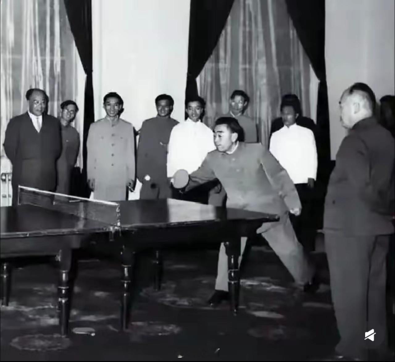 周总理打乒乓球的这张照片估计很多人第一次见到，难得一见！最右边这位观看者应该是陈