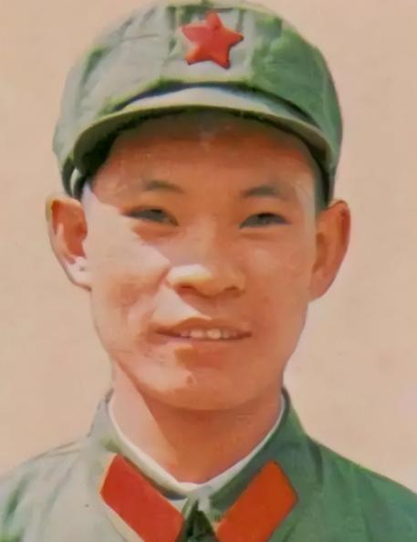 1982年，边防某部的营区里出了个"怪人"杨国跃。连长看他底子好，拍板让他当班长
