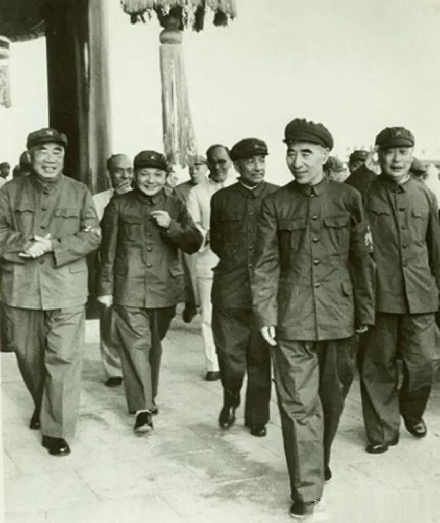 1967年9月，四位老帅和一位副总理在天安门城楼上留下了这张合影，你能认出哪几位