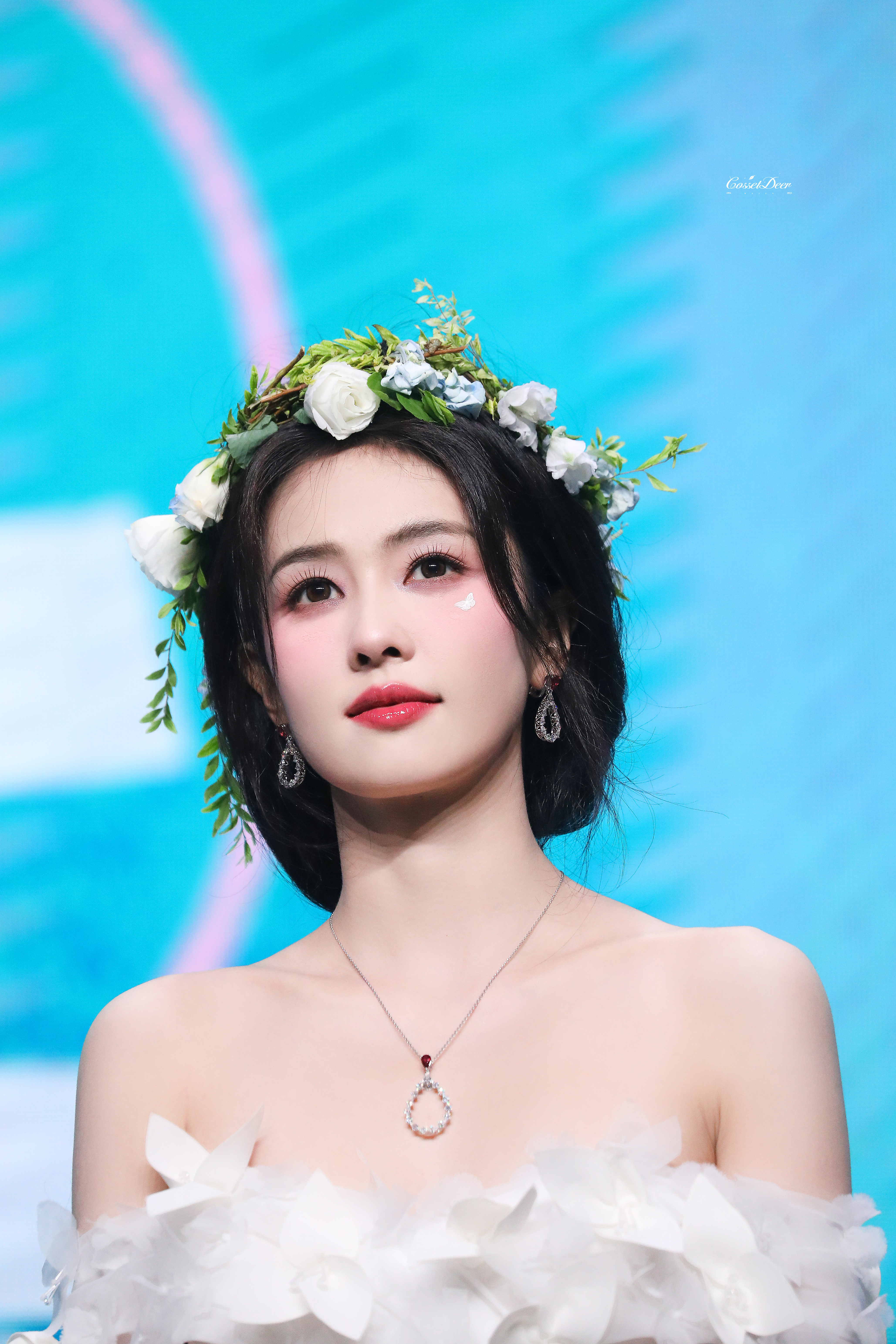 白鹿 . 白花环衬温婉眉眼，露肩裙摆藏着清甜风情白鹿