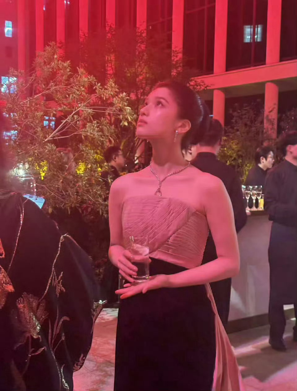 这就是骨相美啊！！！死亡红光下张婧仪都能美成这样[苦涩][苦涩][苦涩] ​​​