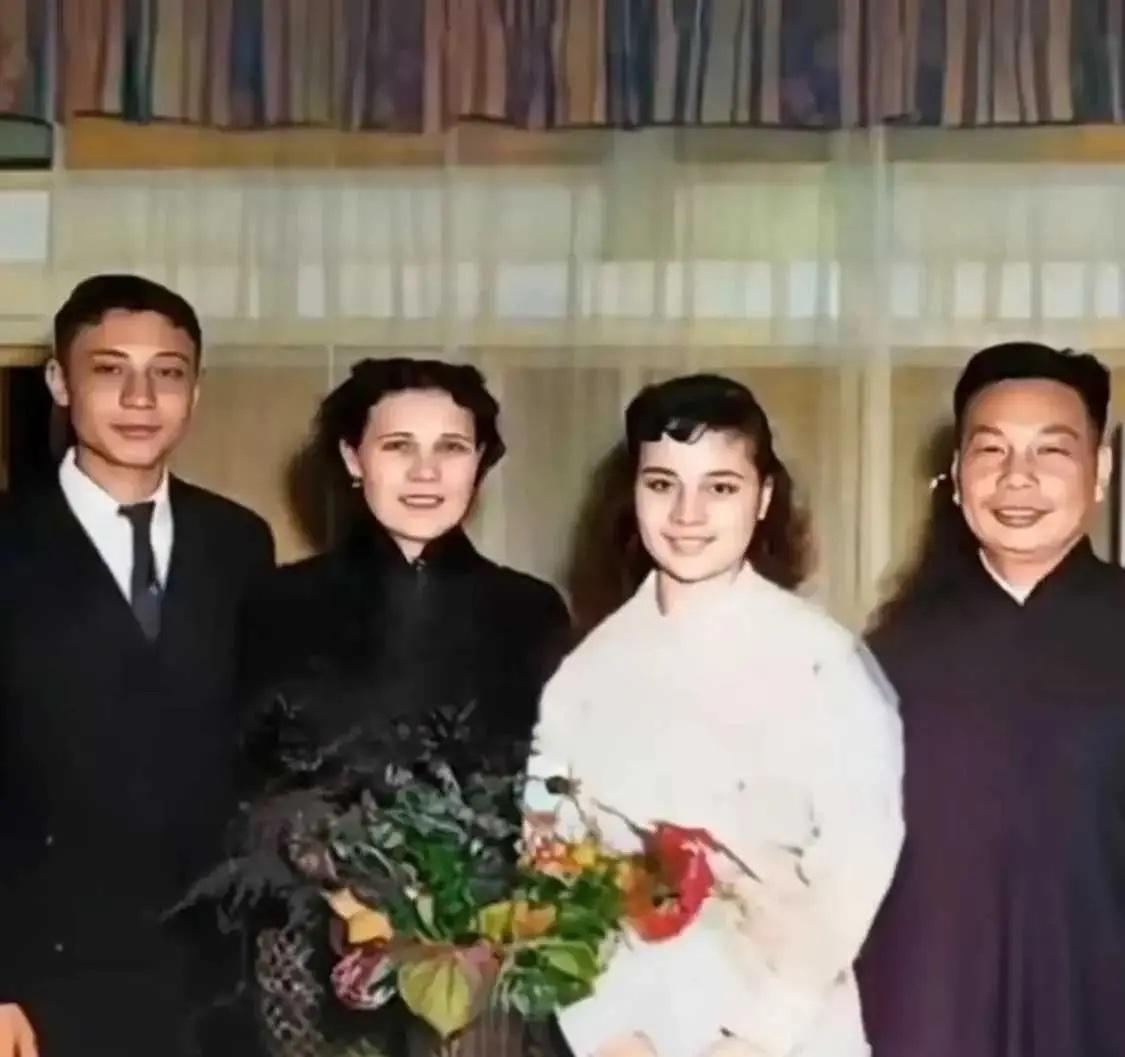 50年代，蒋经国夫妇与长子蒋孝文和女儿蒋孝章的合影，孝文和孝章两兄妹是中俄混血，
