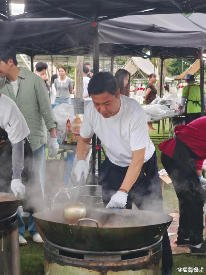 贾冰王子奇综艺厨神合体贾冰王子奇综艺厨神合体，哈哈哈哈王子奇碰上贾冰小厨会大厨王