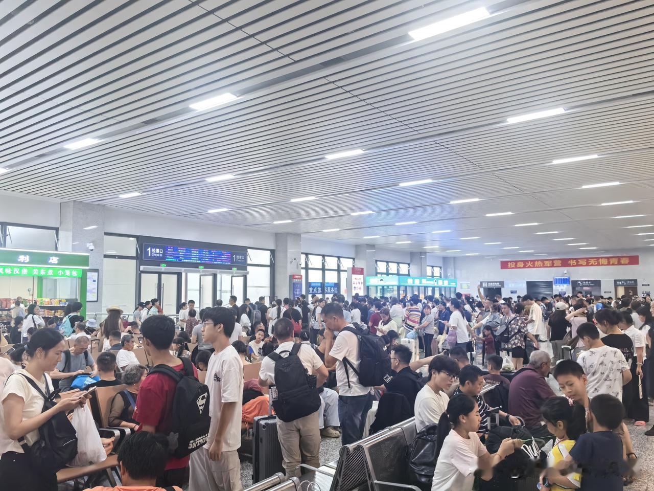 8月7日下午宜宾地震，多趟列车晚点，我乘坐的前往成都东的列车，是绵阳～宜宾西～铜