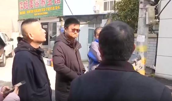 倾斜电杆悬隐患，多部门联手会诊，无主难题有了解决方案
路边破损倾斜的电线杆，看着