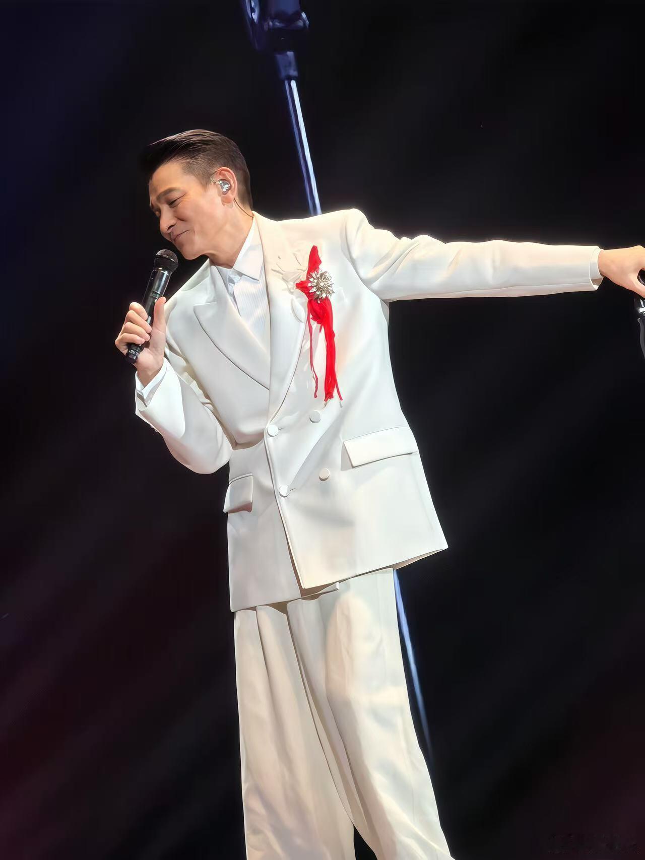 刘德华白西装杀疯了 