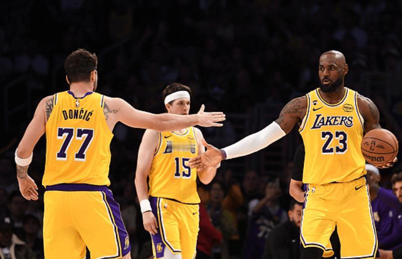 老詹最近几个赛季一直在下滑，本赛季尤为明显，和上赛季判若两人。
作为老詹粉丝，非