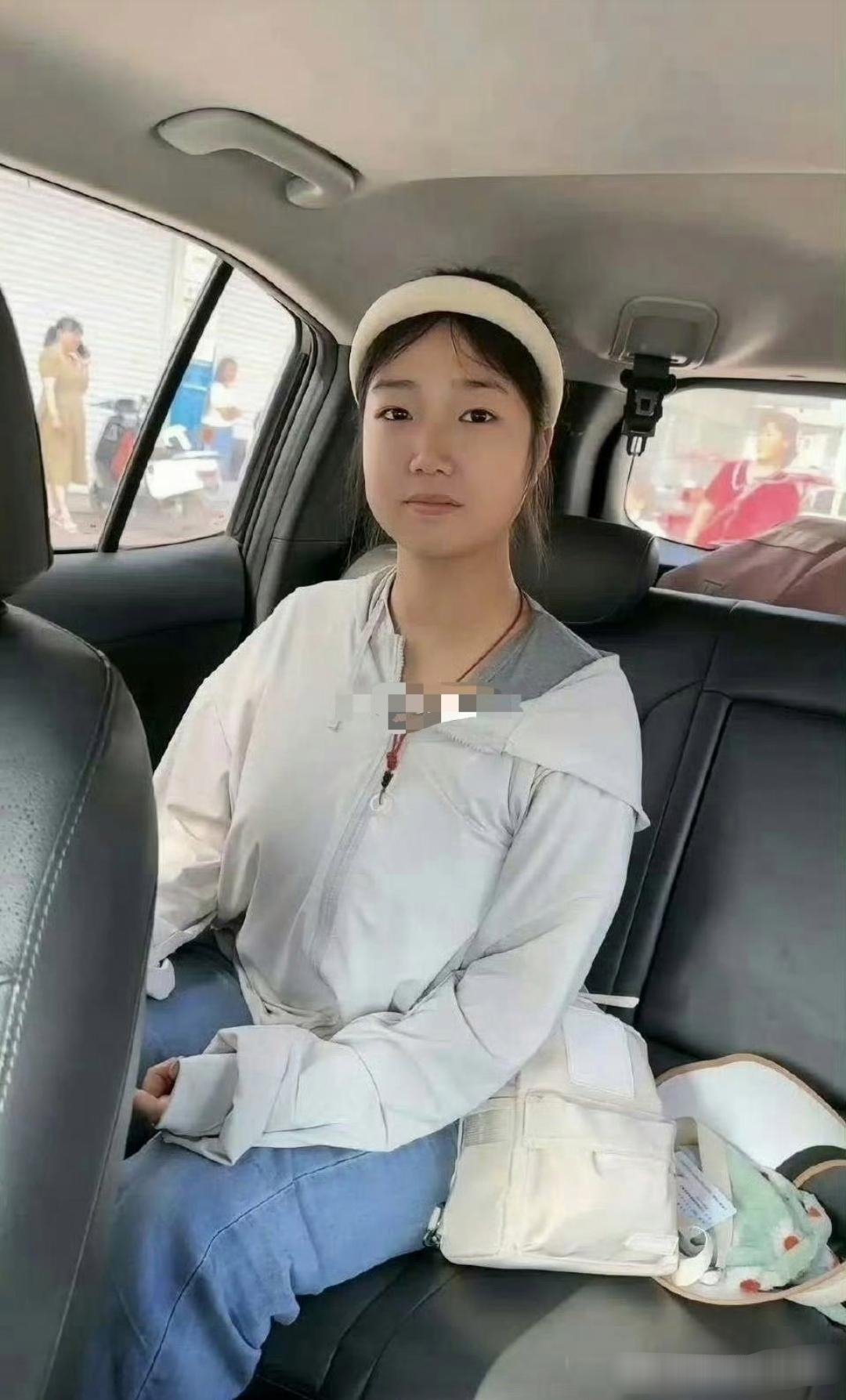 军训结束后来接妹妹放学，差点以为接错人了 ​​​
