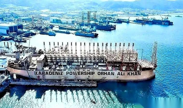 高速服务区，铁管狠狠砸下去，41岁的伊朗男人阿里雷扎当场倒地，血流了一地！
一群