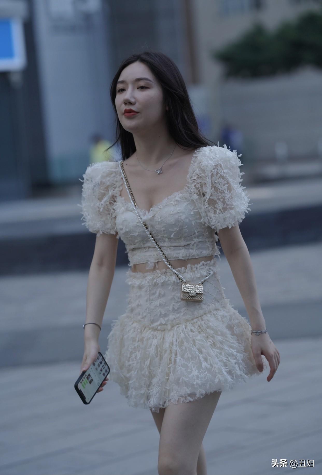 有哪些美女让人过目难忘？身材高挑且比例好的，走在路上很是吸睛。
